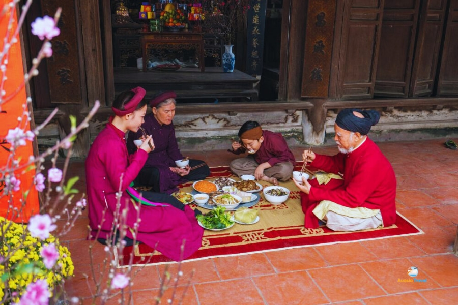 Vietnamese family enjoying traditional Tet meal at ancient house – Auasia Travel
